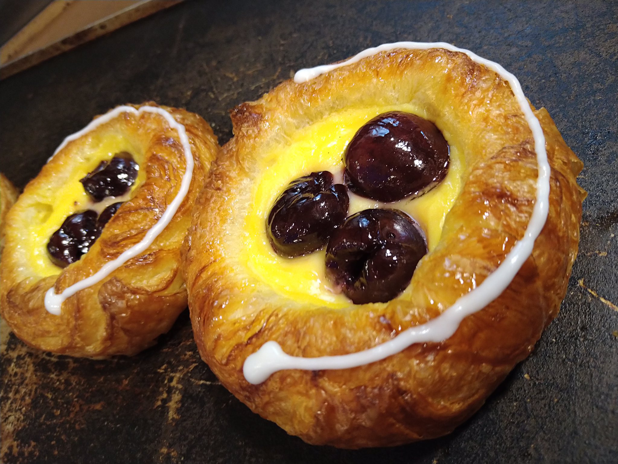 粉とクリーム ダークチェリー 愛称ダーチェ 甘酸っぱいチェリーと自家製カスタードがとっても美味しいデニッシュに 大好きな味です 粉とクリーム 粉クリ ダークチェリー デニッシュ 自家製カスタード 自家製カスタードクリーム 大好き