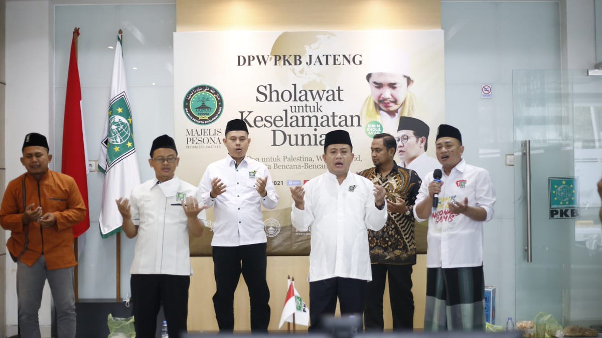 pkbjawatengah's tweet photo. Shollu'alannabii Muhammad... Rahmat dan sejahtera semoga melimpah kepadamu, wahai junjungan kami ya Rasulullah, peganglah tangan kami 🤲
_______
#GusAMIbersholawat
@DPP_PKB @cakimiNOW @EmHasanuddin @yusuf_ch @Sukirman_Kir @hamid_amx https://t.co/hmdcD6AO7l