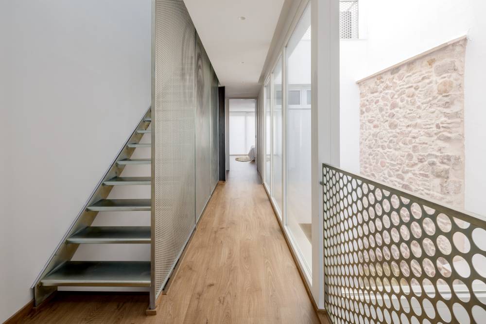 ArquitectosCTAC's tweet photo. #ARq_CS Esta vivienda en Benicàssim responde a una tipología residencial entre medianeras, de reducida crujía. El programa de necesidades se resuelve en dos plantas con la mínima distribución, alrededor de dos patios. Proyecto de Eva Domínguez. https://t.co/boLO9RhiCc https://t.co/S494M04Xms