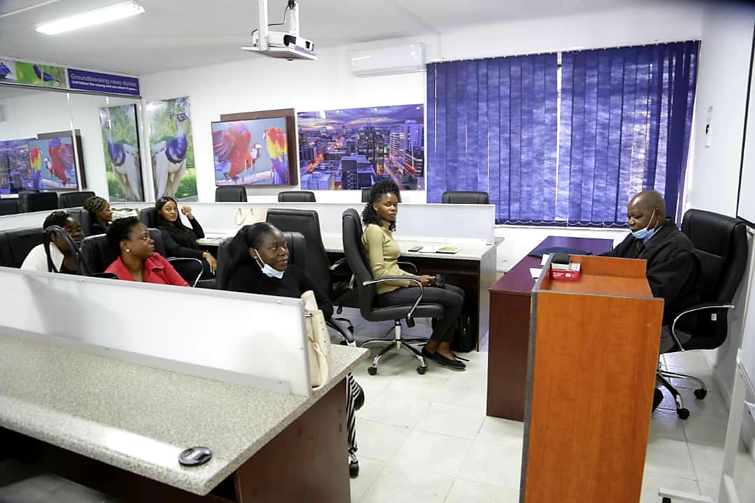NewsHawksLive's tweet photo. Veteran Zimbabwean journalist Geoffrey Nyarota of the Willowgate Scandal fame (broken in 1988), training mid-career female reporters on investigative journalism at The NewsHawks Conference Room. 
The year-long training is to empower female reporters in male-dominated newsrooms. https://t.co/sG2HoJWFmB