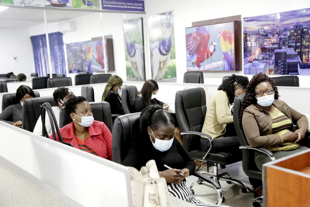 NewsHawksLive's tweet photo. Veteran Zimbabwean journalist Geoffrey Nyarota of the Willowgate Scandal fame (broken in 1988), training mid-career female reporters on investigative journalism at The NewsHawks Conference Room. 
The year-long training is to empower female reporters in male-dominated newsrooms. https://t.co/sG2HoJWFmB