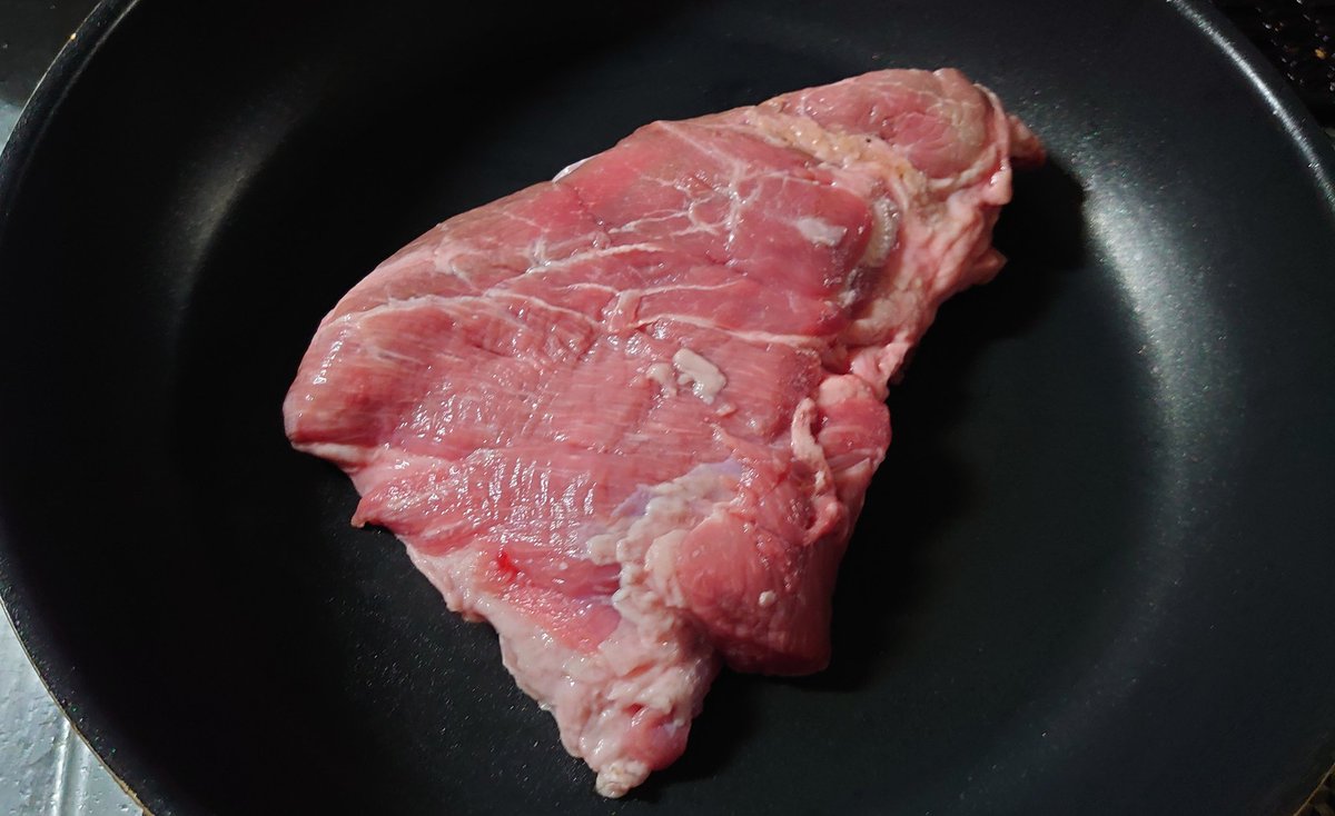 子供用にラム肉はサイコロ状に切って
冷蔵庫にいた、なすと玉ねぎいれて
砂糖みりん醤油で味付けした炒め物
大人は切らずに焼くのだうわー！！！！！！！！