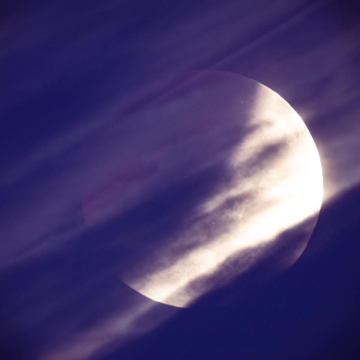 07.25 Disfrutando el Eclipse Lunar entre nubes desde Buenos Aires.

Crédito de imagen @verografia