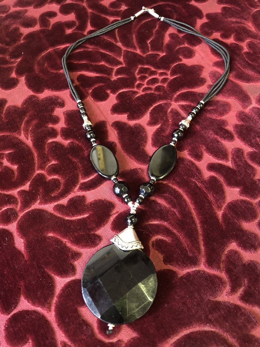paradadeldiablo's tweet photo. Crees en los amuletos?
Collar Ónix Negro

El ónix negro es una de las piedras más populares a nivel global. Pertenece al cuarzo y, para muchos, es considerada una piedra de protección, capaz de absorber de manera efectiva la energía negativa en positiva. 
Solo en #laparada https://t.co/mAXeMKhKWU