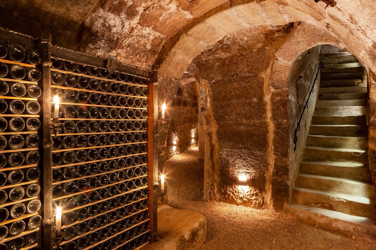 La Edad Media la cultura del vino crece alrededor de los monasterios. En el siglo XIII Gonzalo de Berceo, clérigo del Monasterio de Suso y primer poeta español conocido, menciona en sus versos el vino convirtiéndose así en la primera referencia escrita al vino en España.