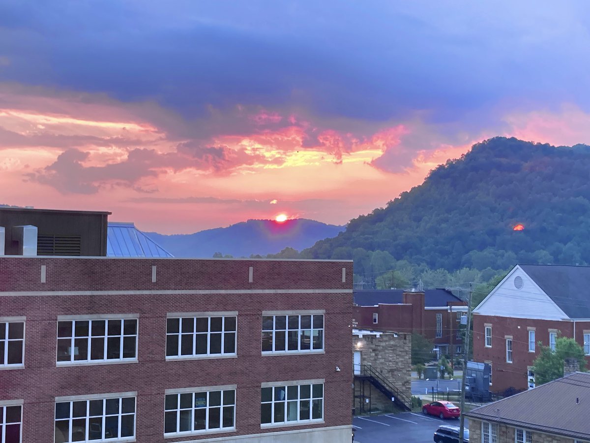 PalyJen's tweet photo. Today’s #sunrise over @moreheadstate as seen from #Lappin...another glorious backdrop for the @BES_Palaeo #palaeoR 2nd session of the morning! https://t.co/WkUIKSzEay