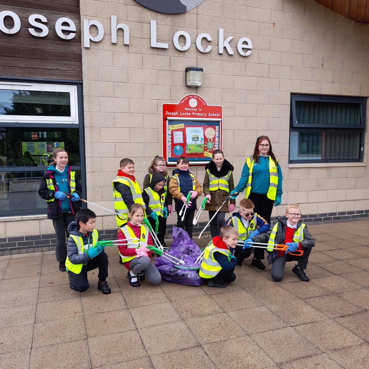 MrsBrockJLPS's tweet photo. The weather didn't stop our eco-warriors today on their very first litter pick! We stayed local to the school on our first trip out today but still managed to find enough litter to go in 4 bags. ☹A huge well done to everyone for their enthusiasm! ♻️ @JlpsS https://t.co/E7JGvhvjHb