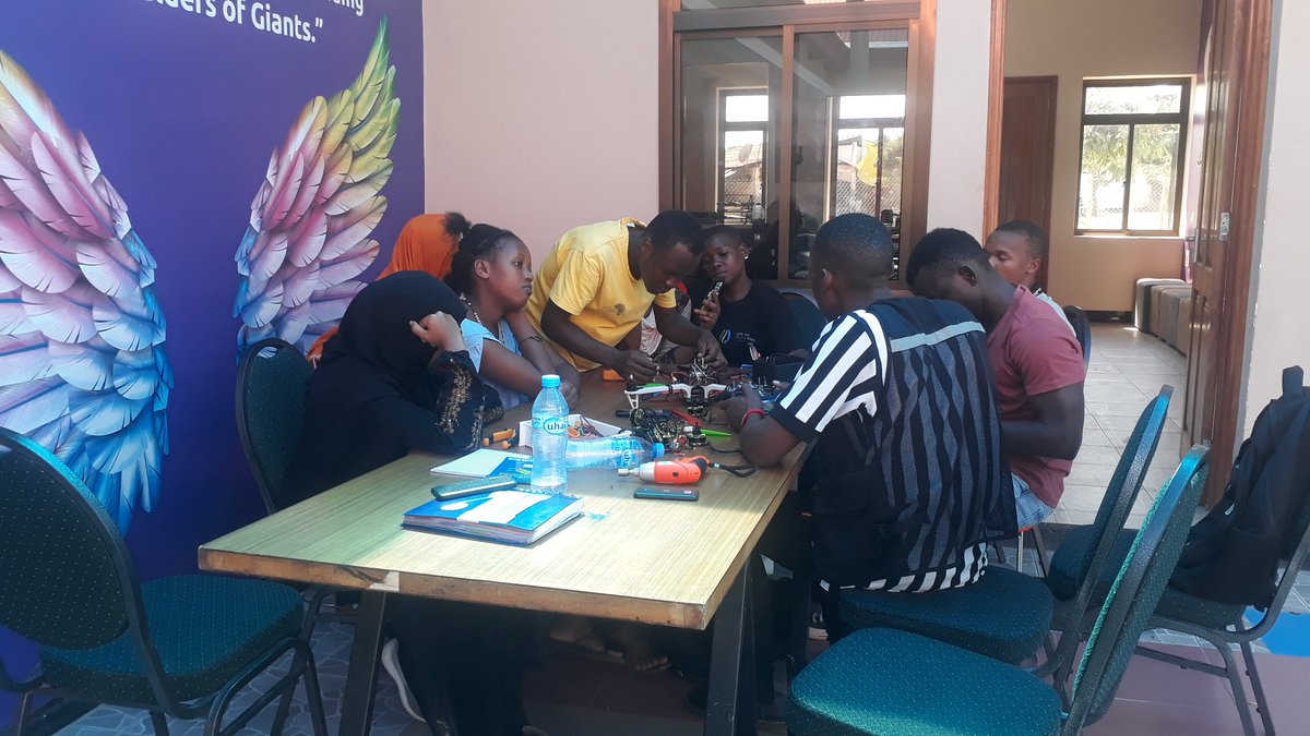 #tech is happy, building drones help to understand your drone capabilities. This time #tanga with <a href="/khastylez1/">khadija Ali</a> <a href="/OMDTZ/">OpenMap Development Tanzania</a> <a href="/hotosm/">Humanitarian OpenStreetMap Team</a>