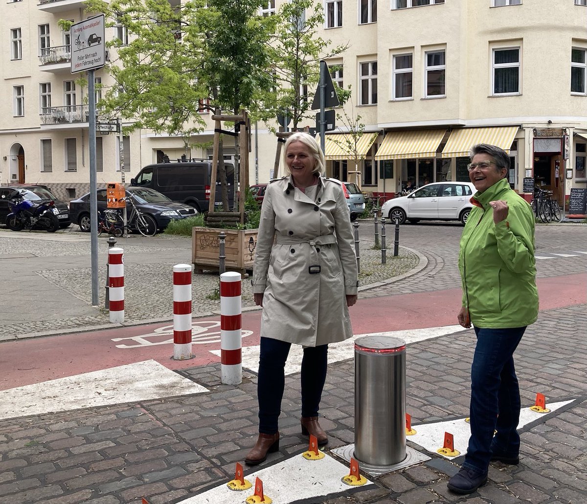 RegineGuenther's tweet photo. Mit BM @MonikaHerrmann1 Körtestrasse gegen Durchgangsverkehr weiter gesichert. Hierfür einen versenkbaren Poller in Betrieb genommen #Sicherheit #Lebensqualität #Lärmschutz https://t.co/zkt4a1EvY6
