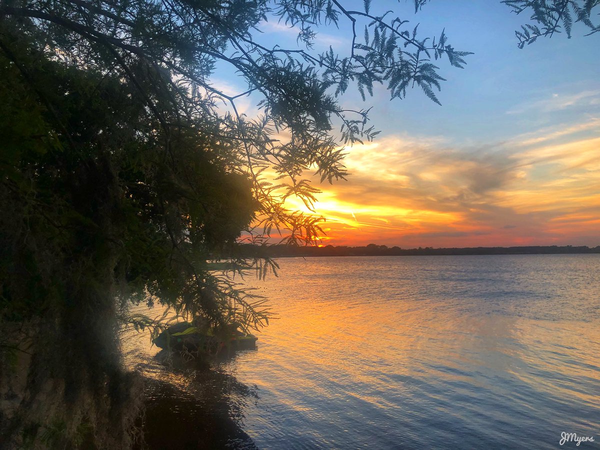 JMyers_Photos's tweet photo. Lake Minneola, Clermont, Florida at sunset. #sunsetphotography #SunsetFL #wednesdaythought #photo https://t.co/zrEE9SPMiC