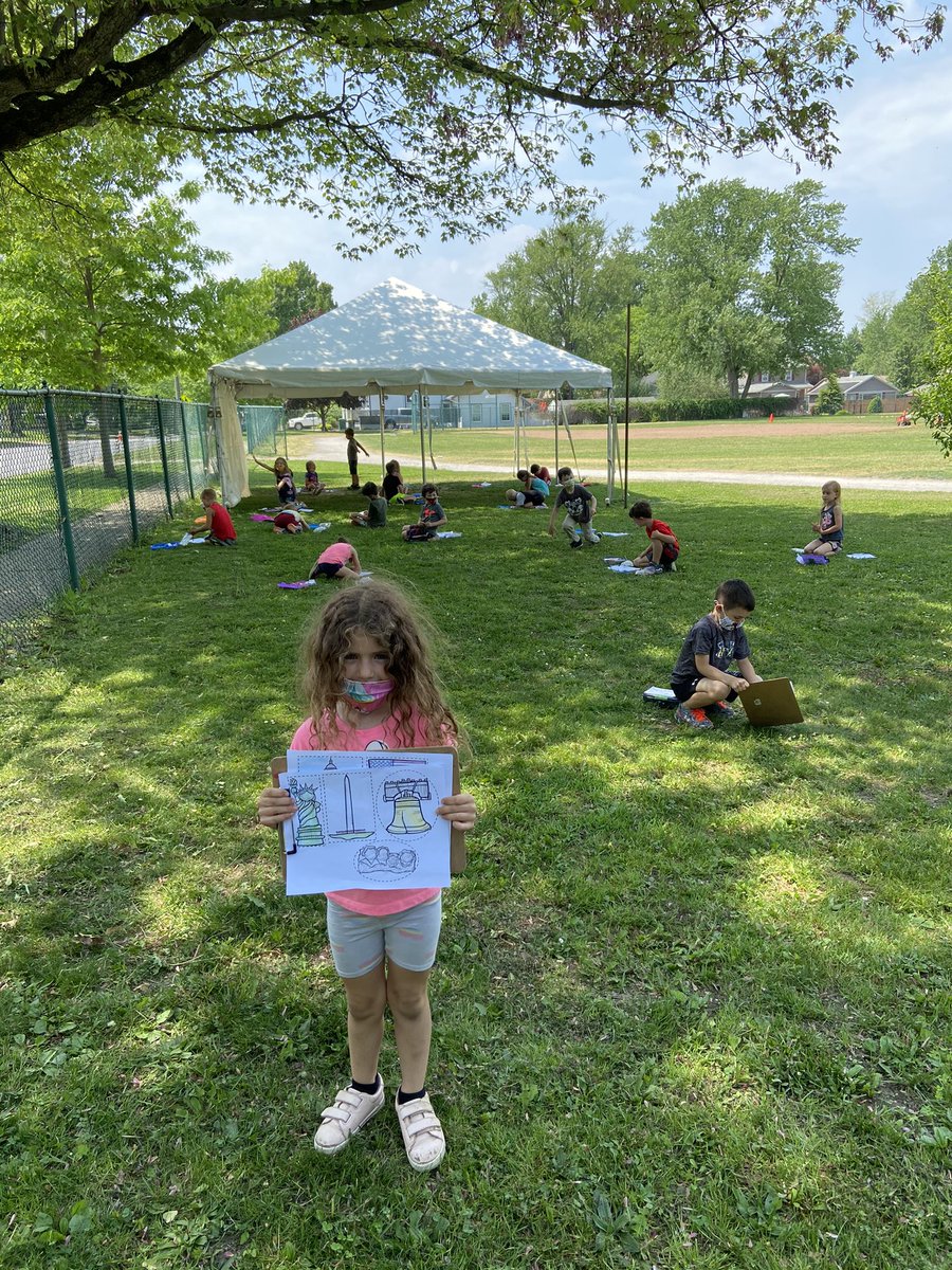 s_upes's tweet photo. @MrsEyeUPES’s learners found the perfect spot to learn about Memorial Day  🇺🇸 #UPES @HCSDLearns https://t.co/xLXEfGXFzE