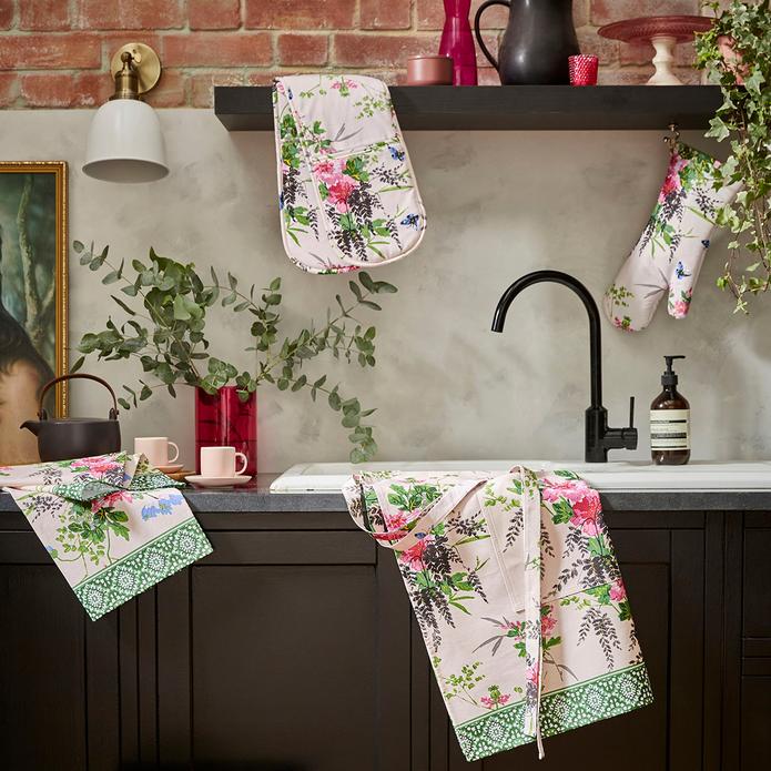 PizzazzRetail's tweet photo. Add some style to your kitchen with our beautiful range of Ulster Weavers kitchen accessories! 🧡

Available in a variety of designs, this is the perfect gift for someone who loves cooking or baking! 🍞

Shop now ➡️ https://t.co/B5B5GC9cwD https://t.co/PZVQHqnW8h