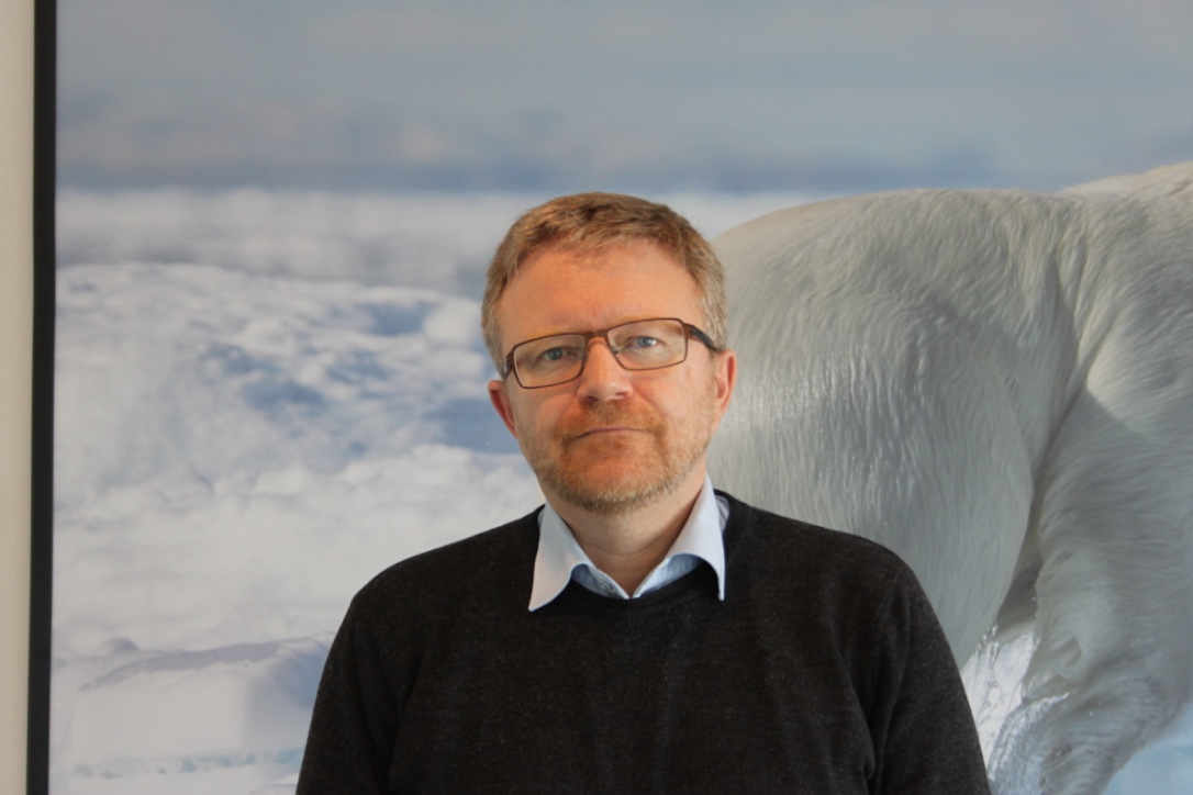 Marc Jacobsen (@marcarctic) on Twitter photo Kenneth Høegh, Departementschef for <a href="/GreenlandMFA/">Greenland MFA 🇬🇱</a>, skriver om arbejdet med at positionere Grønland på verdensscenen før og nu. Han fremhæver bl.a. det styrkede samarbejde med USA, mens repræsentation i <a href="/ArcticCouncil/">Arctic Council</a> er en nøgleprioritet --> djoef-forlag.dk/openaccess/oep… #glpol #Arktis Kenneth Høegh, Departementschef for <a href="/GreenlandMFA/">Greenland MFA 🇬🇱</a>, skriver om arbejdet med at positionere Grønland på verdensscenen før og nu. Han fremhæver bl.a. det styrkede samarbejde med USA, mens repræsentation i <a href="/ArcticCouncil/">Arctic Council</a> er en nøgleprioritet --> djoef-forlag.dk/openaccess/oep… #glpol #Arktis