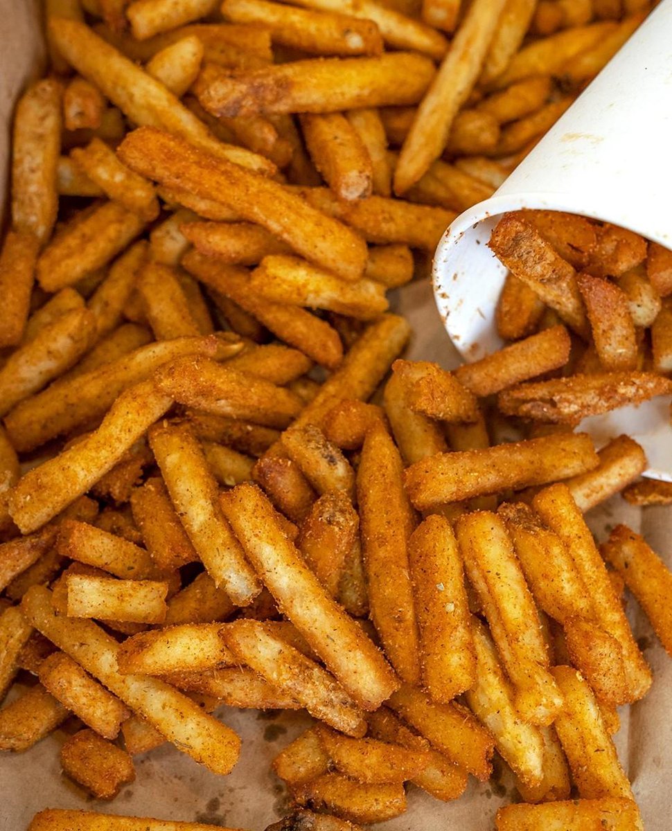 FiveGuys_ES's tweet photo. Cortadas en el día, en su punto, firmes por fuera y puré por dentro ¡Queremos nuestro pedido a tope de patatas! Yeah!🔥🤘 https://t.co/Jqs9IMIrIu
#FiveGuys #5guys #patatas #lasmejores #frescas #salteadas #patatascajun #contoquepicante #atugusto #cajun https://t.co/TbCwskcxLV