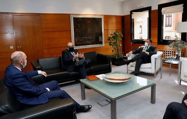 CSIFAsturias's tweet photo. Miguel Borra, presidente de #CSIF, se ha reunido hoy en #Oviedo con el presidente del Principado de #Asturias 
@AdrianBarbon y con el vicepresidente Juan Cofiño. https://t.co/yPN0uHdeue
