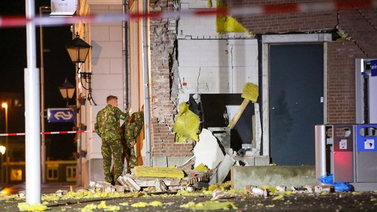 Politie Apeldoorn zoekt camerabeelden na plofkraak station..