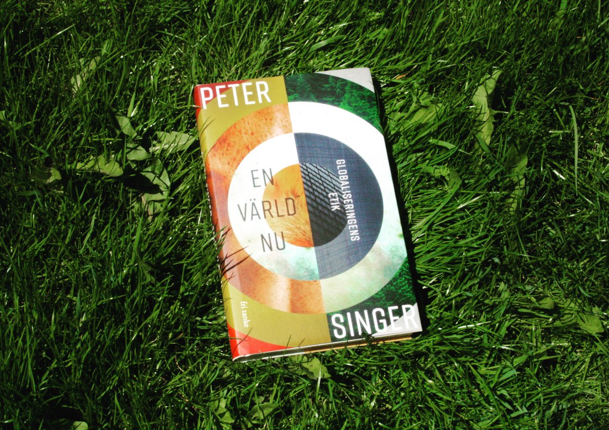 NY BOK! Peter Singer brukar framhållas som en av världens mest inflytelserika filosofer. I "En värld nu" argumenterar han för att de akuta problem som präglar samtiden inte kan lösas på nationell nivå.