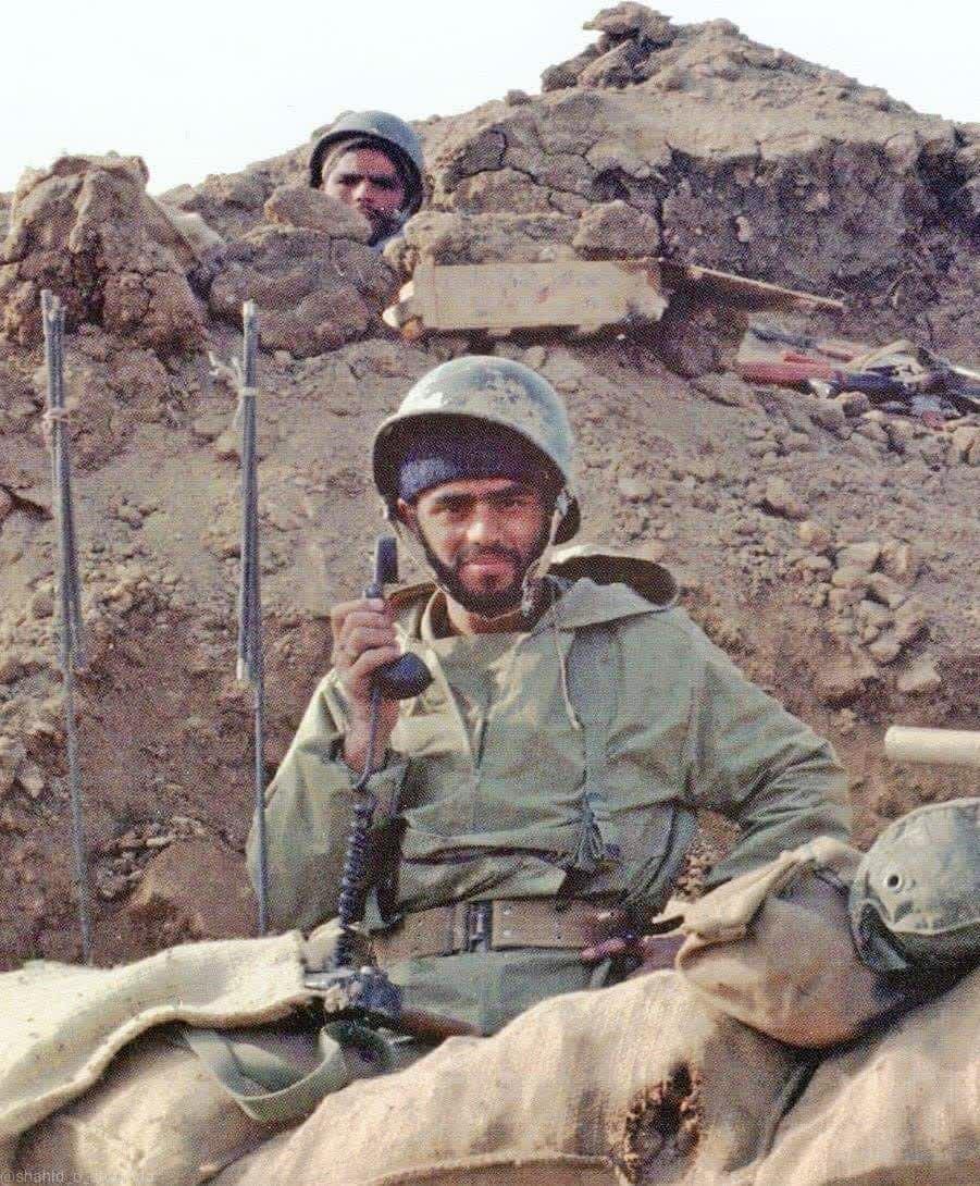 صداهایمان روز به روز ضعیف‌تر می‌شود
عهد‌هایمان هم به مرور سست تر
بیسیم را زمین بزار و دیگر گزارش نده
ما به اندازه‌ مردانگی‌تان شرمنده‌ایم...

خوزستان/سال۶۵
گردان یازهرا س/عملیات کربلای پنج