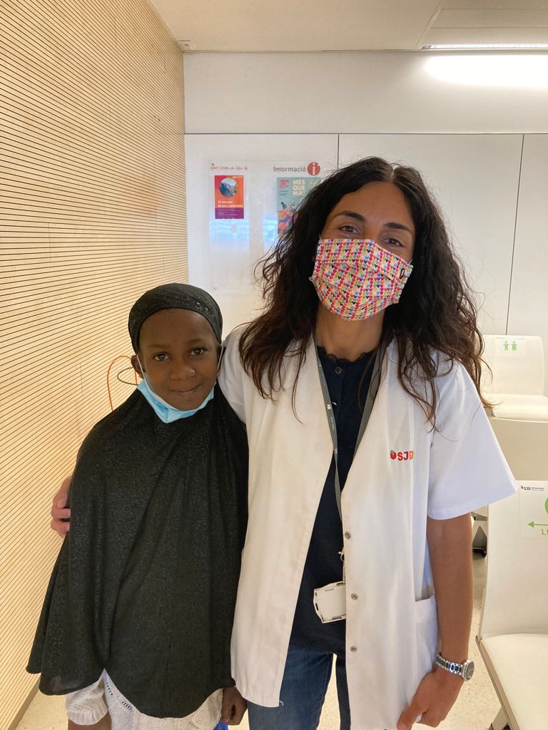 Hoy ha llegado a Barcelona una nueva amiga. Se llama Fatoumata, es de Mali (nuestra primera niña maliense), para operarse de su cardiopatía congénita gracias a la colaboración que mantenemos con el programa Cuida'm del Hospital Sant Joan de Déu Barcelona.
Pronto curada.
