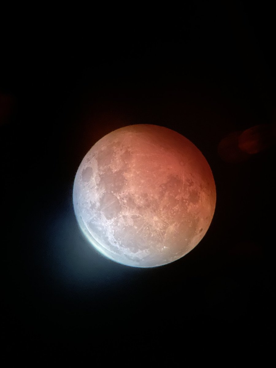 Look up!
The moon is red!
#LunarEclipse2021