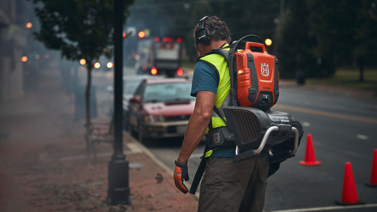 HusqvarnaCA's tweet photo. Lightweight, zero emissions and quiet! Plus, it's @agzainfo Field Tested Certified. RT if you love our 520iHT4 #HedgeTrimmer, 550iBTX #LeafBlower and W520i #Mower! https://t.co/XOnt7k4RyZ