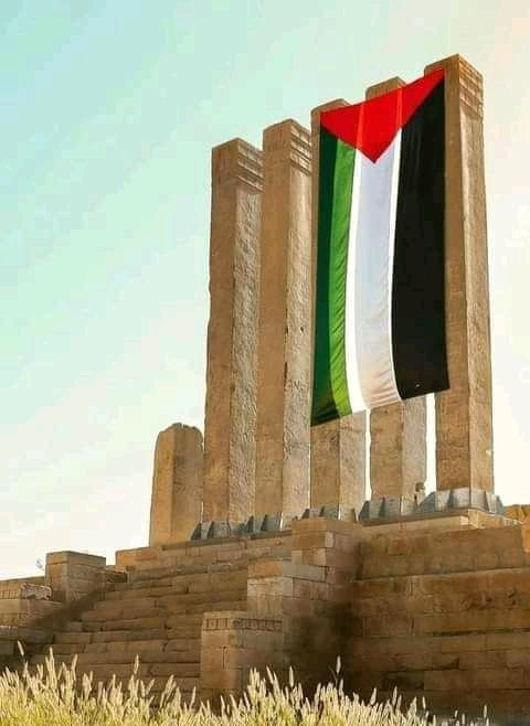 قام شعب اليمن بي احراق علم الإمارات الذي كان على سد مارب العظيم 
والان علم فلسطين 🇵🇸الحبيبة يرفرف على اقدم حضارة في التاريخ 
انها مارب يااحراى