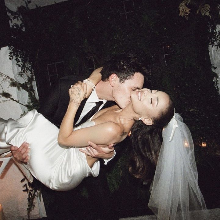 infoari's tweet photo. Ariana Grande e Dalton Gomez em seu casamento! 💍 https://t.co/LWIloC3sk6