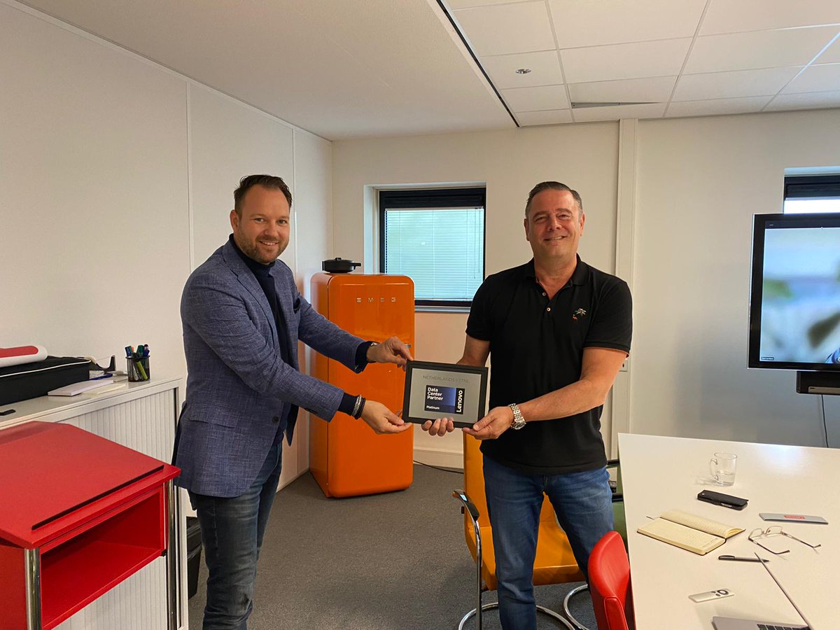 ttnlio's tweet image. Met trots nemen wij onze @Lenovo - Platinum Datacenter Partner plaquette in ontvangst! 🏆🥇
