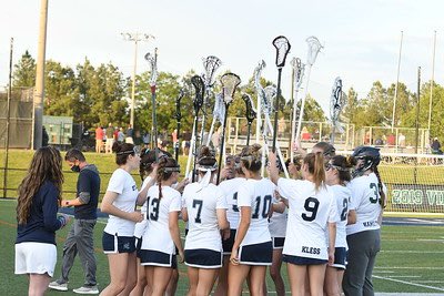 SoCoADSA's tweet photo. Glax Senior night part II 6:30 Softball on the diamond 630 @socoglacrosse @SoCoSoftball @GARNERyourGRIT @SocoNetwork #GetTheWins 🥎🥍 💙💚🐎 https://t.co/FzXQ9ZQQwP