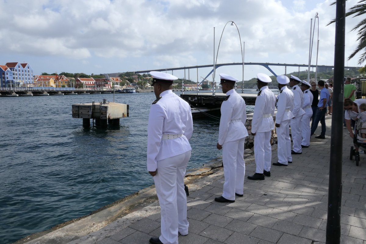 Vanmorgen is het nieuwe stationsschip voor het Caribisch gebied, Zr.Ms. Holland binnengelopen op #Curaçao. Dit ging gepaard met het afgeven van saluut door zowel het schip als vanaf de wal. Bon bini bék! @Zr_Ms_Holland @CDTOPVWit