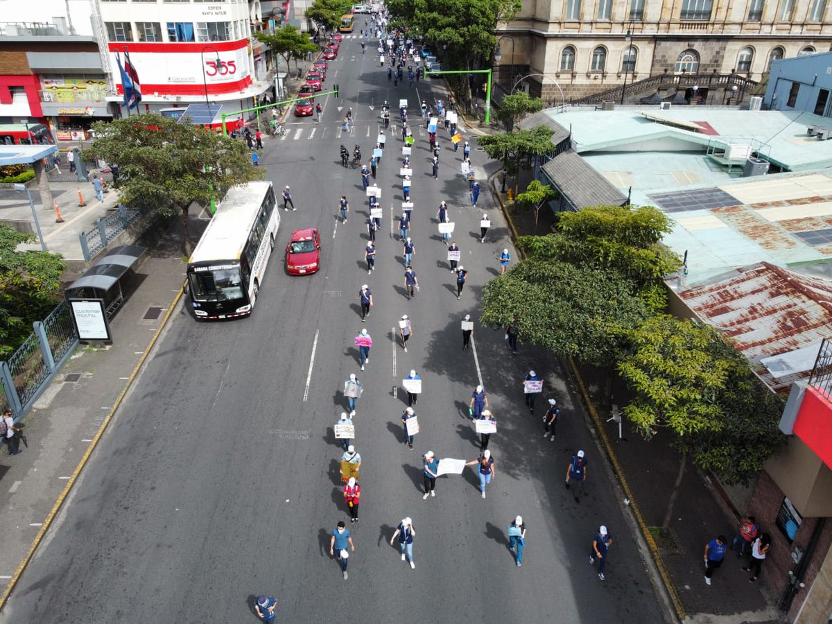 Alto contraste: mientras algunas personas no se presentan a trabajar hoy al Congreso otras marchan hasta el mismo edificio para que las dejen trabajar... gratis.