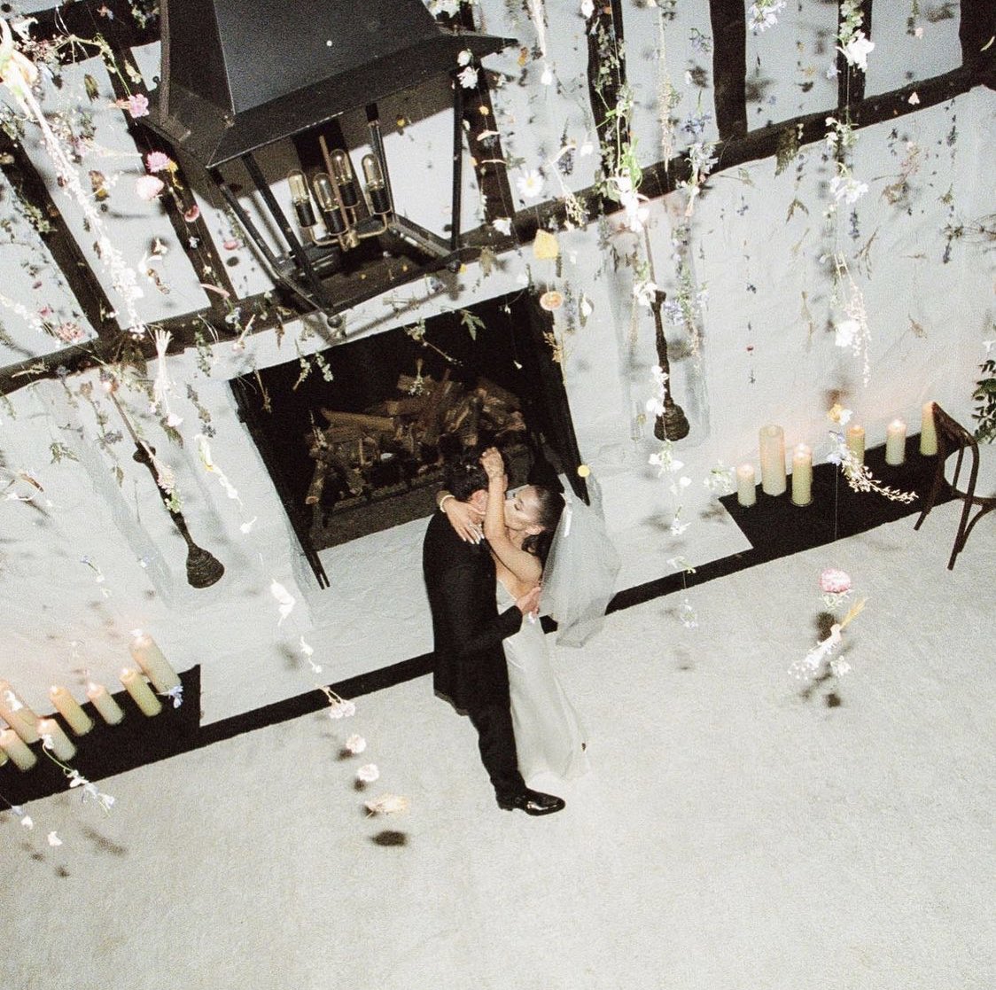 arigrandebth's tweet photo. รูปภาพจากงานแต่งงานของสาว ArianaGrande กับ Dalton Gomez ค่ะ 

ยินดีกับทั้งคู่ด้วยน๊า 🤍
#ArianaGrande https://t.co/aEPuNgOktS