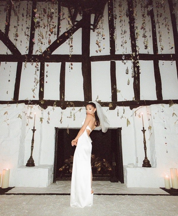 ArianaWorldHQ's tweet photo. Ariana's wedding looks like a fairytale https://t.co/TjDx48VhgO