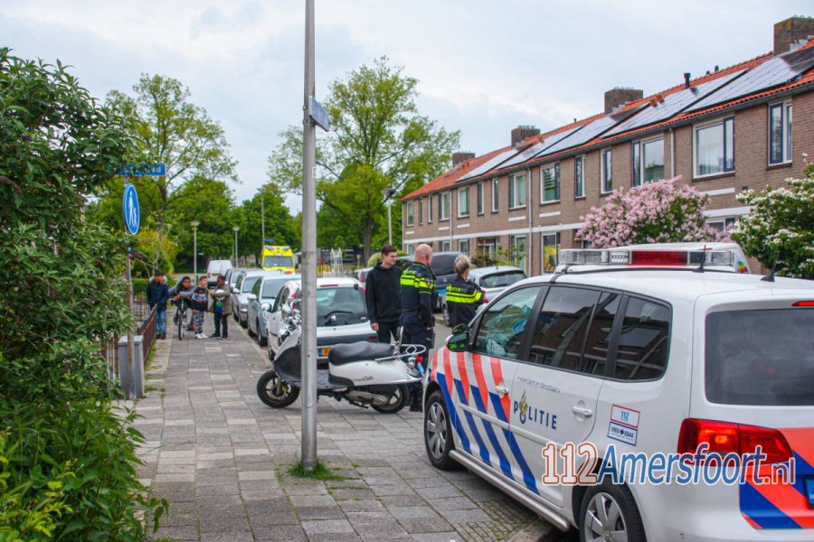 Overstekende scooterrijder gaat onderuit na botsing met auto in #Amersfoort. 112Amersfoort.