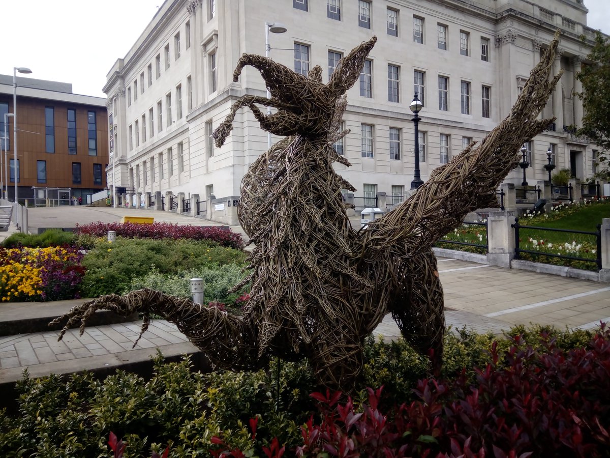 Really excited to meet a Griffin outside Barnsley town hall today! One of Barnsley's Fantastical Beasts, which launches this weekend - can't wait! More here 👇 barnsley.gov.uk/services/event… #ArtAndImagination #FantasticalBeasts #LocalStories #MythsAndLegends #PublicArt #Barnsley