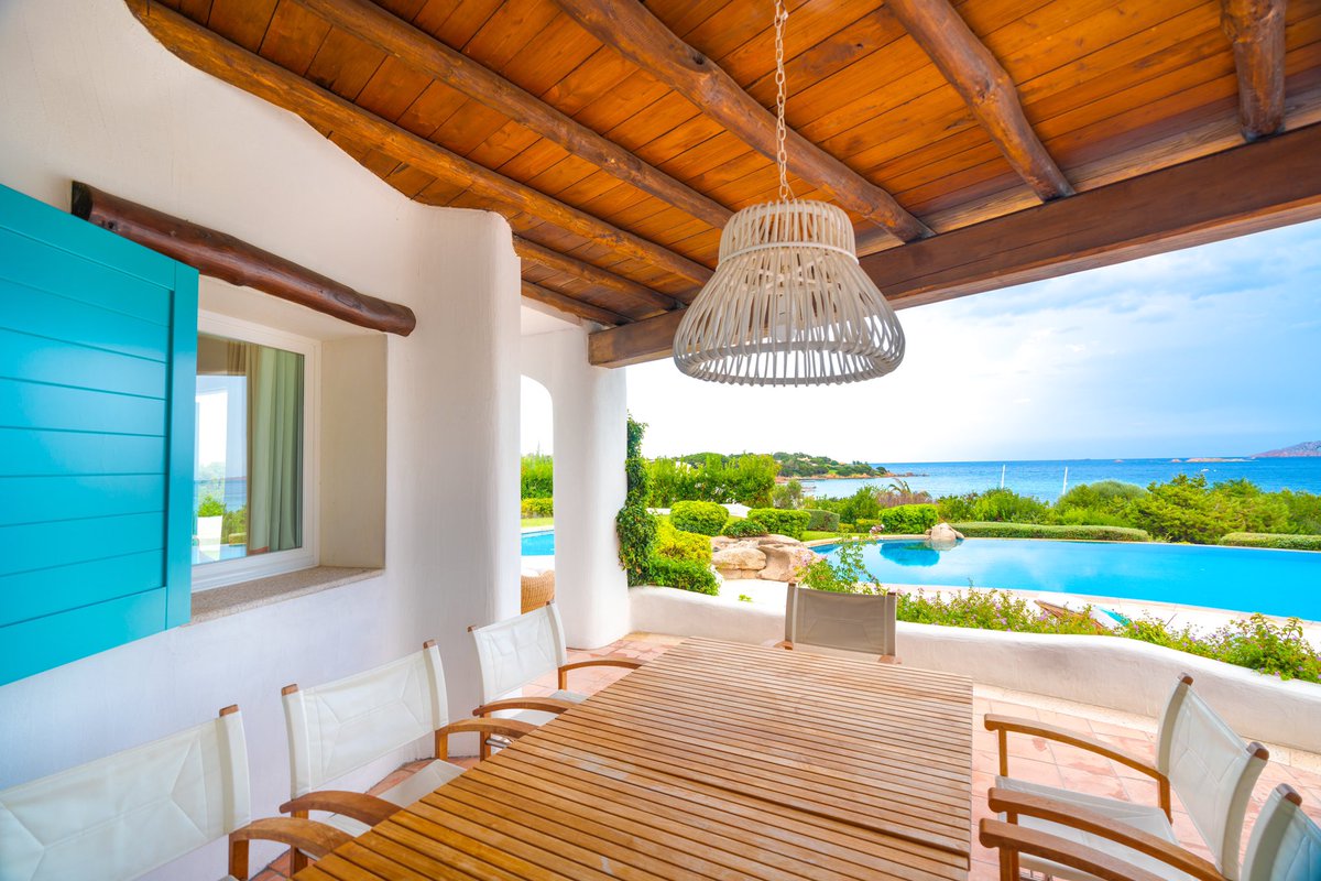 At the Hotel Romazzino, each villa’s terrace boasts a private pool, a solarium with sunbeds, and a dining area amidst the unparalleled landscape of Costa Smeralda.