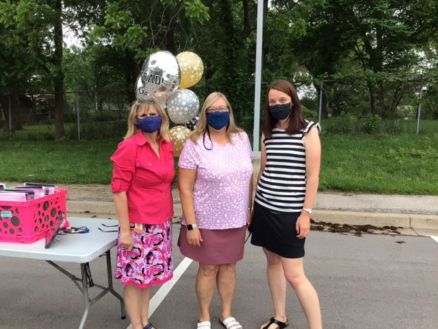 Our amazing 6th grade teachers planned a wonderful graduation parade this morning! 🎉 <a href="/tashahoward96/">Tasha Howard</a> <a href="/Sunihaberland/">Dr. Suni H.</a> <a href="/killeenkoontz/">Killeen</a> <a href="/FlintBluejacket/">Thunderbirds</a>