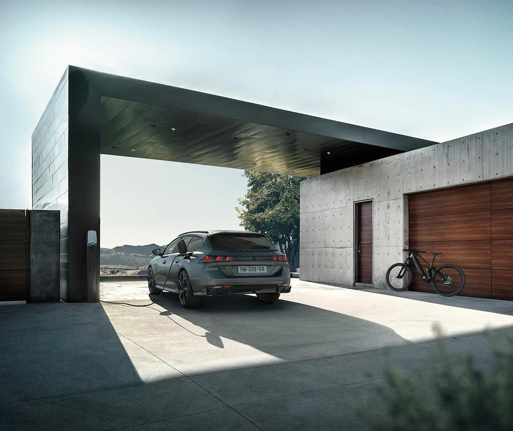 HowardsGroup's tweet image. ENGINEERED WITH HIGH PERFORMANCE IN MIND 🤯

The new 508 #PEUGEOT SPORT ENGINEERED couples sporty performance with low emissions to magnify your driving experience. 🔍👌

Where&apos;s the first place you&apos;re driving to in this beauty? 😍🚗