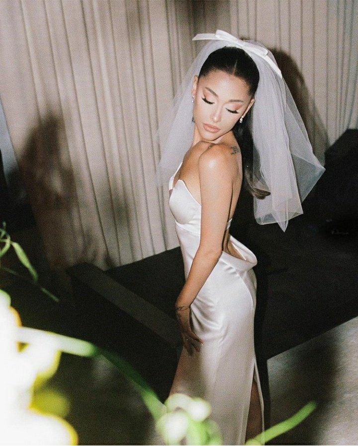 lluckyari's tweet photo. What a dress! What a woman!😍 @ArianaGrande https://t.co/7yvv6N1wTv