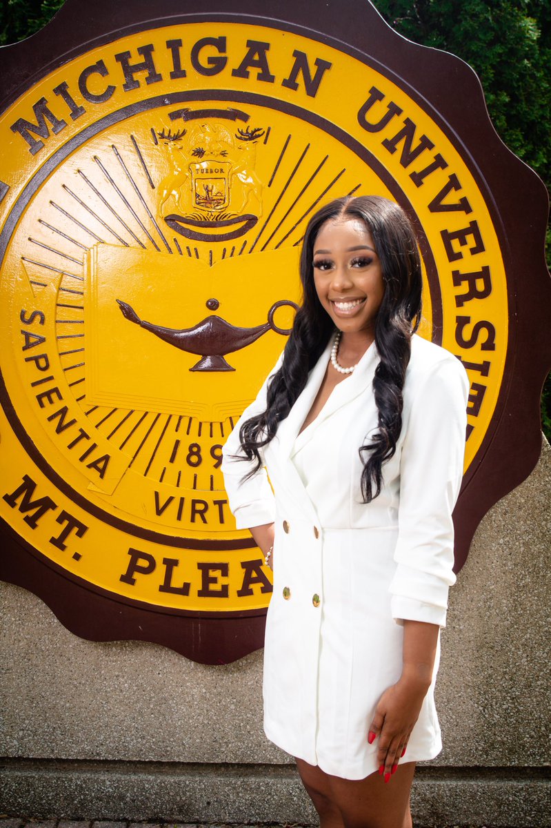 Urenwa17's tweet photo. Let your dreams be bigger than your fears, your actions louder than your words, and your faith stronger than your feelings.

I finally received my Bachelor of Science in Biomedical Science✨🎓

Next Stop — PA School 🩺 https://t.co/FbpUC9vGQ4