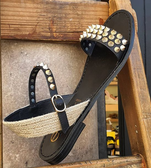 SANDALIA LORIS 🧡
Tu básico esencial de este verano 🌅. Una sandalia para looks de diario, con mucho estilo.

#sandals #sandalias #sandaliasplanas #sandaliasdedia #sandaliasnegras #sandaliascuero
#sandaliascontachas #tendencia #tendencia2021 #moda2020 #trend