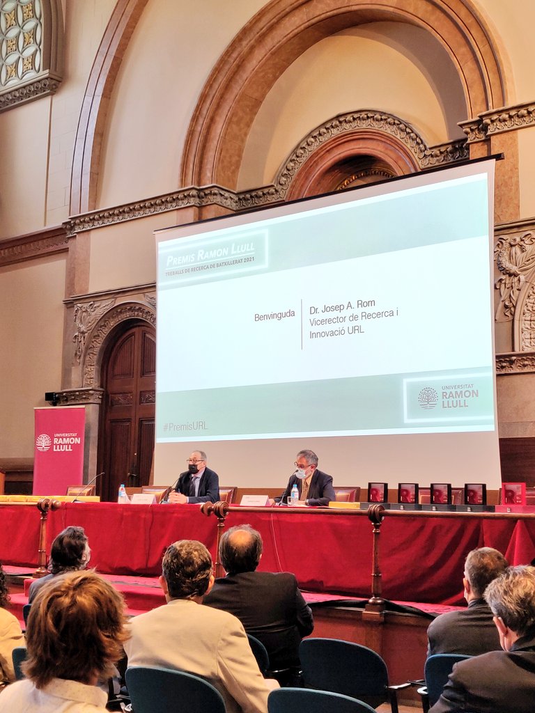 uramonllull's tweet photo. 🗣️@romjosep, vicerector #RecercaURL, ha posat en relleu la gran qualitat dels 337 treballs presentats en aquesta edició, de 173 escoles diferents, que han estat sotmesos a l'escrutini de 105 avaluadors
Al llarg d'aquests 20 anys s'han presentat més de 5.600 treballs!
#PremisURL https://t.co/EeBdYYP3wH