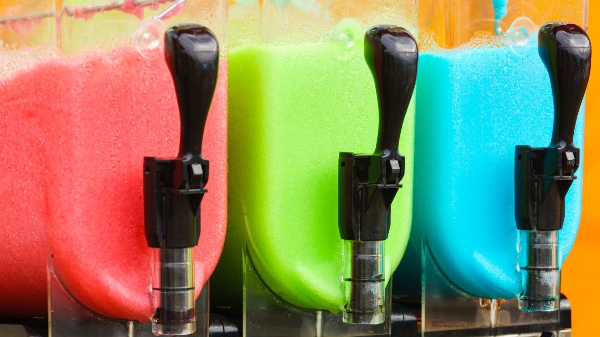 HMAKFS's tweet photo. It's the perfect time of year to add some frozen cocktail options to your menu.   Our National Accounts Team has experts in beverage systems - how can we bring your vision to life? 

#summertime #foodservice #barprogram #frozendrinks #slush #togococktails #whygreatlakes https://t.co/UCtys7azl7