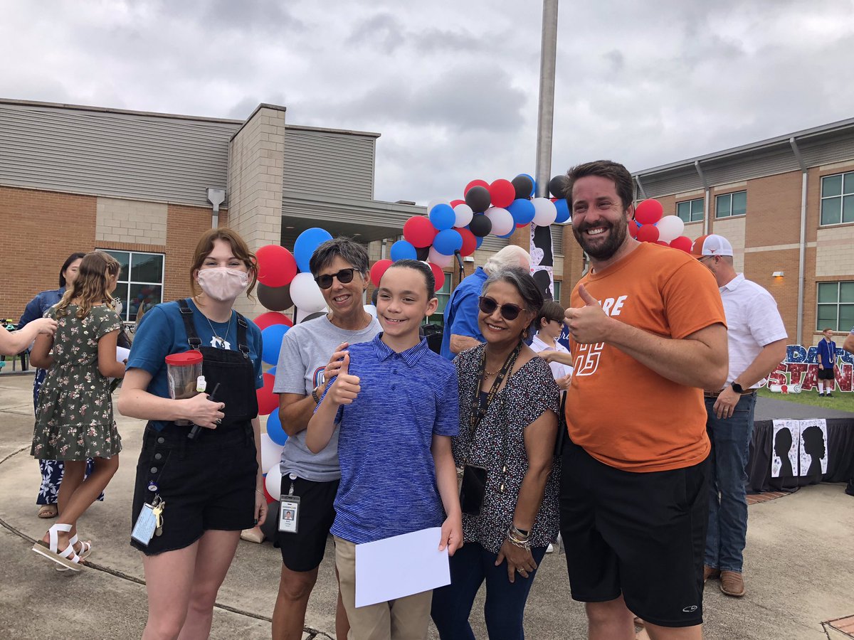 mammalooney's tweet photo. This kid looks like he’s graduating from UT not 5th Grade! #ParksideStrong #1LISD https://t.co/JElf82VSO1