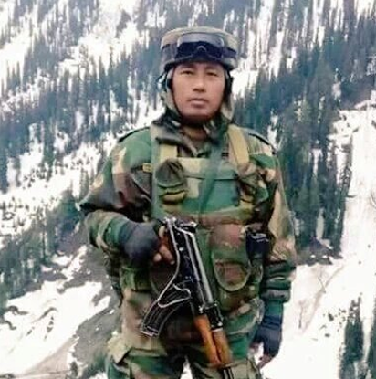 megirish2001's tweet photo. Fifth #BalidanDiwas
Born on Gandhi Jayanthi, bravest of brave Hav Hangpan Dada AC fought &amp; killed 3 terrorists before making the supreme sacrifice🙏🇮🇳

Veer Nari Chasen Lowang Dada, pride in pain, wants both kids to be courageous like their father

#VeerParivaar #JaiHindJiSena🇮🇳 https://t.co/vudRro1ynE