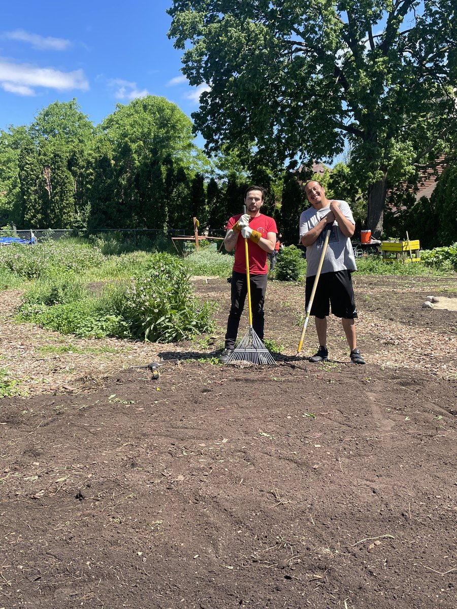 The @indigenousfoodlab crew is working hard over at Mashkiki Gitigan today!

#indigenousfoodlab #indigenousfoodsovereignty #gardening #mashkikigitigan