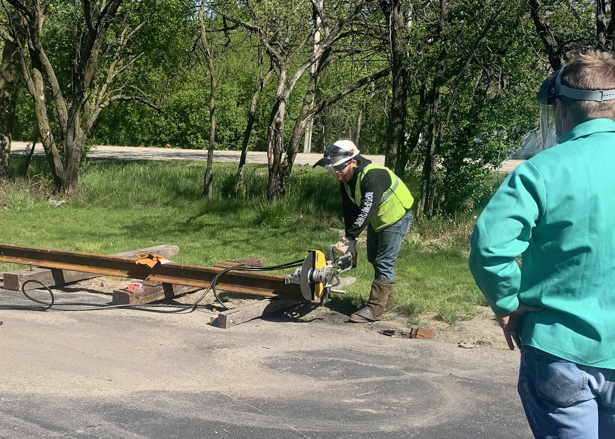 IndustryRailway's tweet image. Just some men cutting rail on a beautiful almost-summer day.
industryrailway.com/tools/abrasive…
@PandrolGlobal #cutoffwheels #abrasives #railsaw #hydraulicrailsaw #railcutoffwheels #trackmaintenance #railroadmaintenance #maintenanceofway