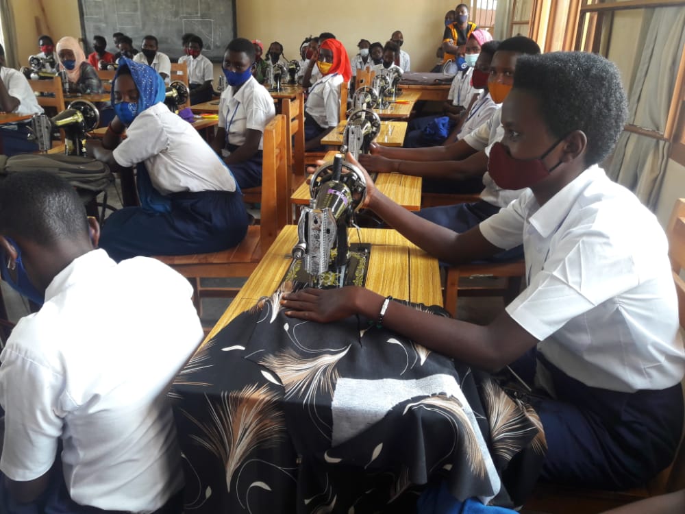 FXBRwanda's tweet photo. @USAID Turengere Abana P.officers in @Nyanza District visited 93 beneficiaries who are acquiring sewing &amp; hairdressing in Mayaga &amp; new hope generation TVET schools.
@USAIDRwanda @FXBRwanda https://t.co/LhNnd9ZcDB