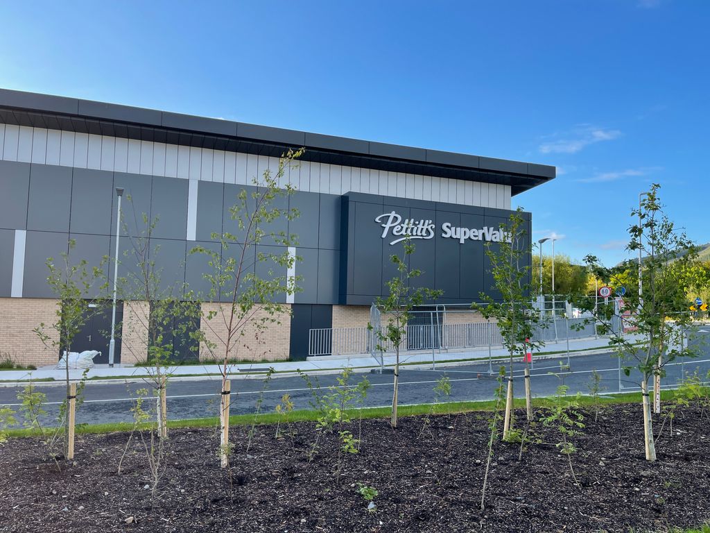 Exciting to see the signs on the new Pettit's Supervalu store going up in preparation for their official opening soon. Another great addition to Bray! They are still recruiting for various roles so check out buff.ly/3oR05ag for more info. #bray #newbusiness #shoplocal