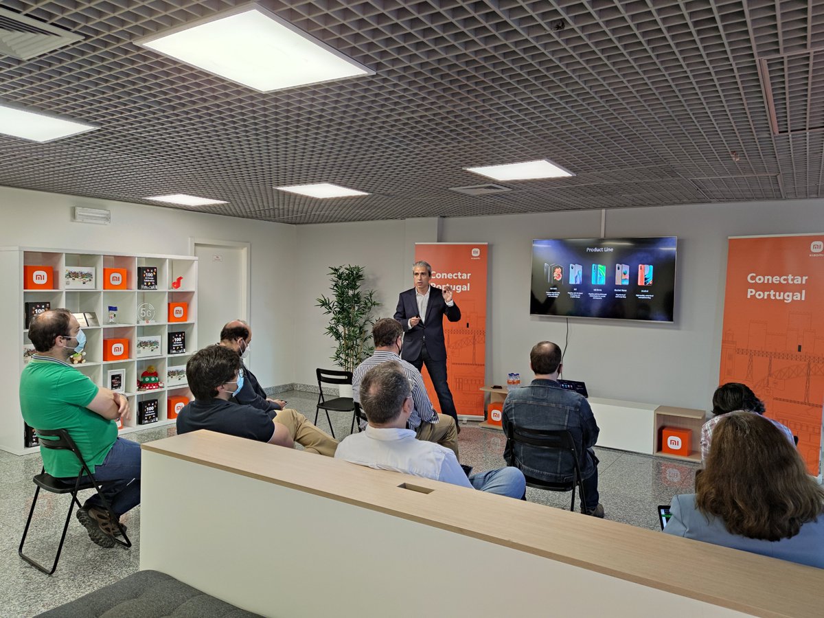 borja_xiaomi's tweet photo. #Xiaomi aterriza con fuerza en Portugal. Hoy hemos estado mostrando a los medios todos los productos disponibles en la Mi Store de Lisboa. Ha sido todo un placer. Muito obrigado! https://t.co/GKVT9EBwUt